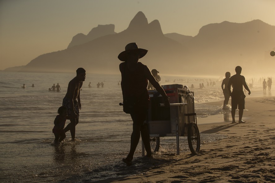 Calor durante o inverno no Rio. Praia de Ipanema e Arpoador