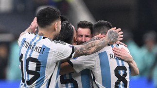 Messi é abraçado por seus companheiros após vitória, decidida nos pênaltis, sobre a França.  — Foto: Kirill KUDRYAVTSEV / AFP