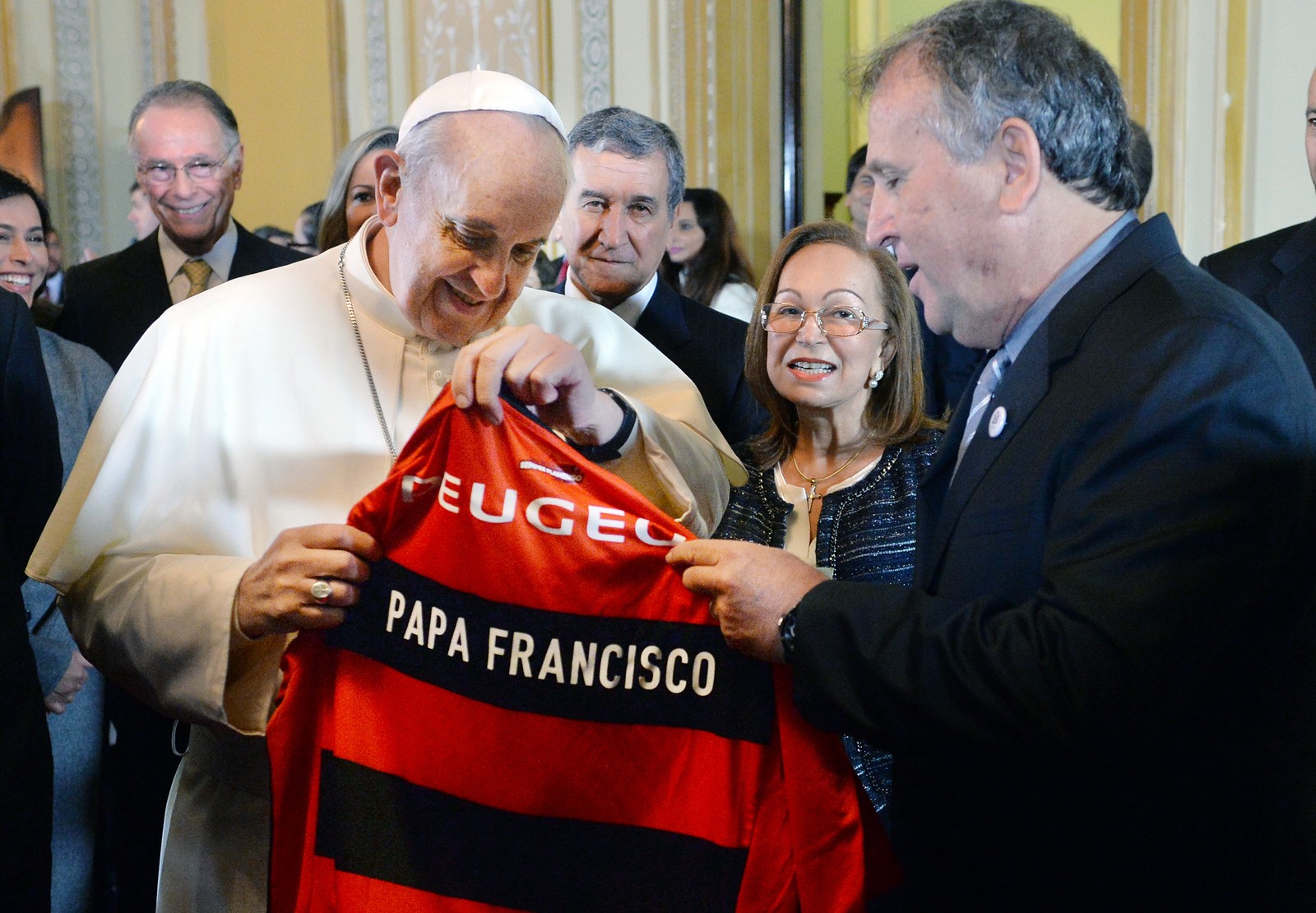 Papa Francisco recebe uma camisa do Flamengo do ex-jogador Zico, em 25 de julho de 2013  — Foto: Luca Zennaro / AP