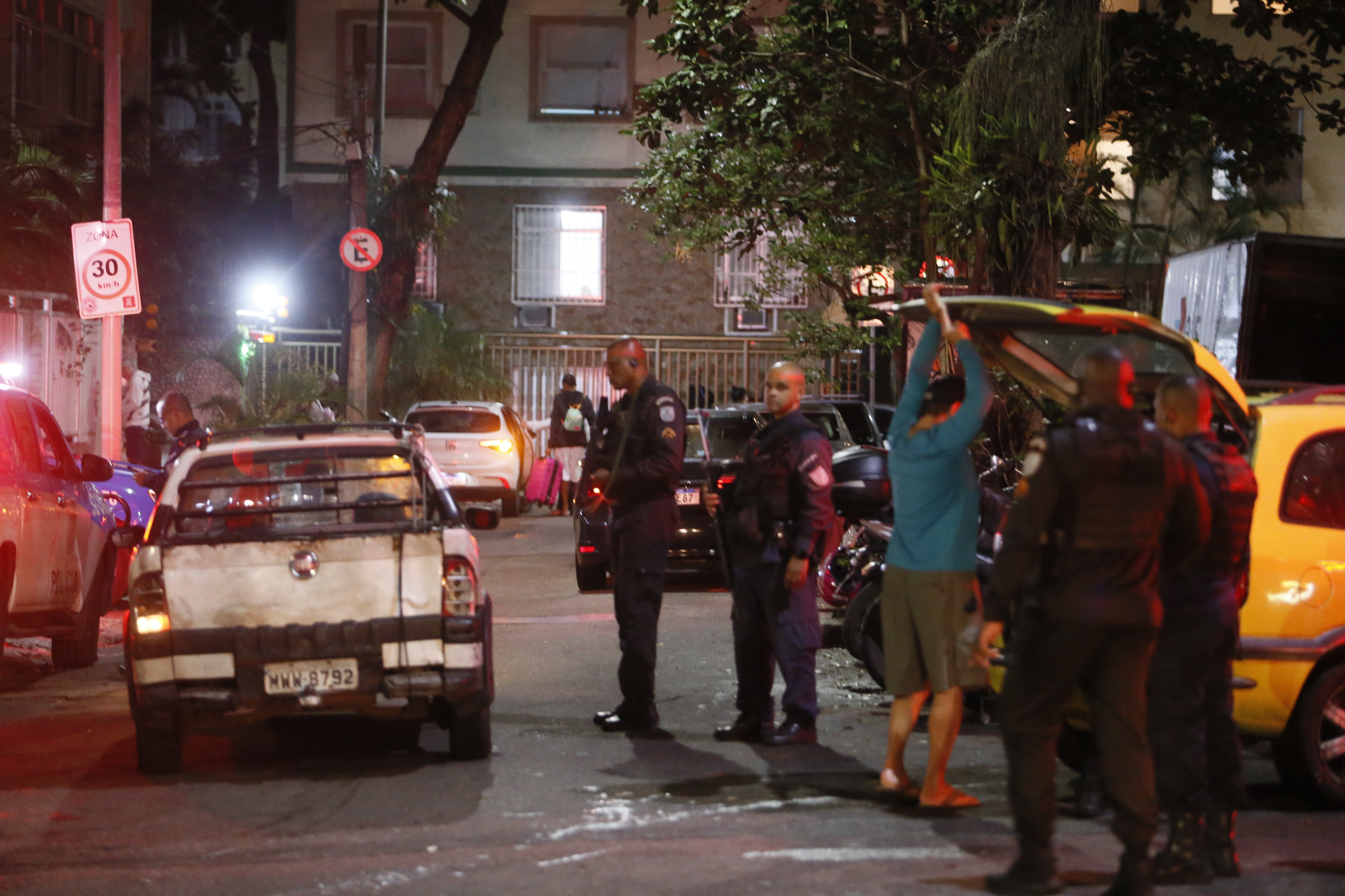 Confronto entre criminosos provoca intenso tiroteio no Leme, na Zona Sul do Rio