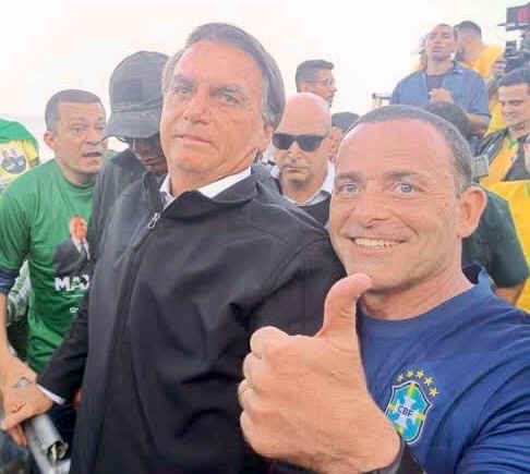 Allan Turnowski com o presidente e candidato à reeleição Jair Bolsonaro no Sete de Setembro, em Copacabana — Foto: Reprodução