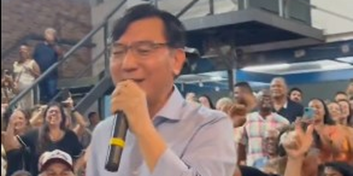 Embaixador da Coreia do Sul solta a voz no Samba do Trabalhador; veja vídeo