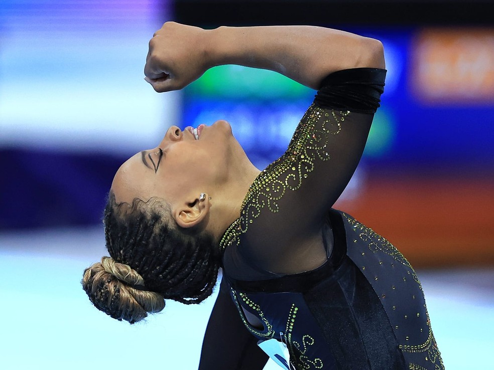 Rebeca Andrade, durante a final por equipes do Mundial da Antuérpia — Foto: Ricardo Bufolin/CBG