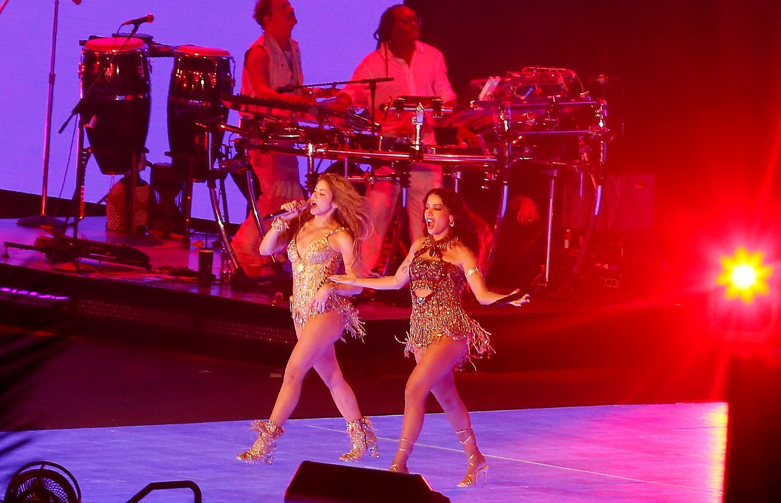Anitta se junta à Shakira no palco para cantar parceria lançada há menos de um mês