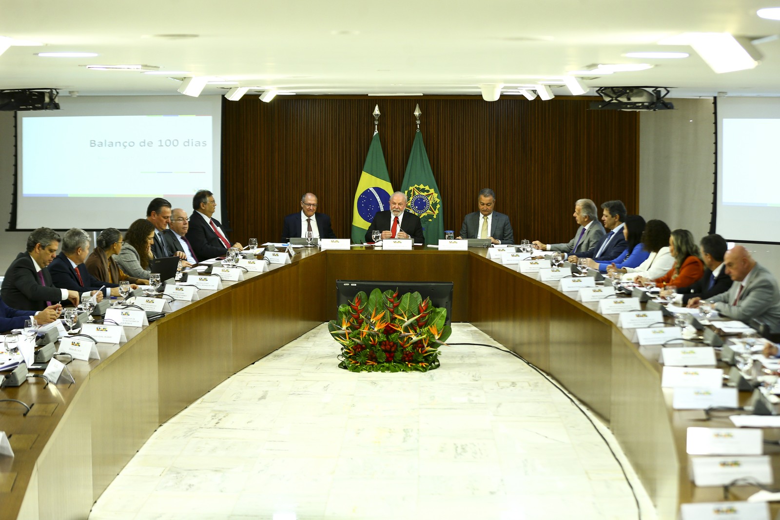 O presidente Lula e ministros fazem reunião de balanço de 100 dias de governo, no Palácio do Planalto, em 3 de abril — Foto: Marcelo Camargo/Agência Brasil