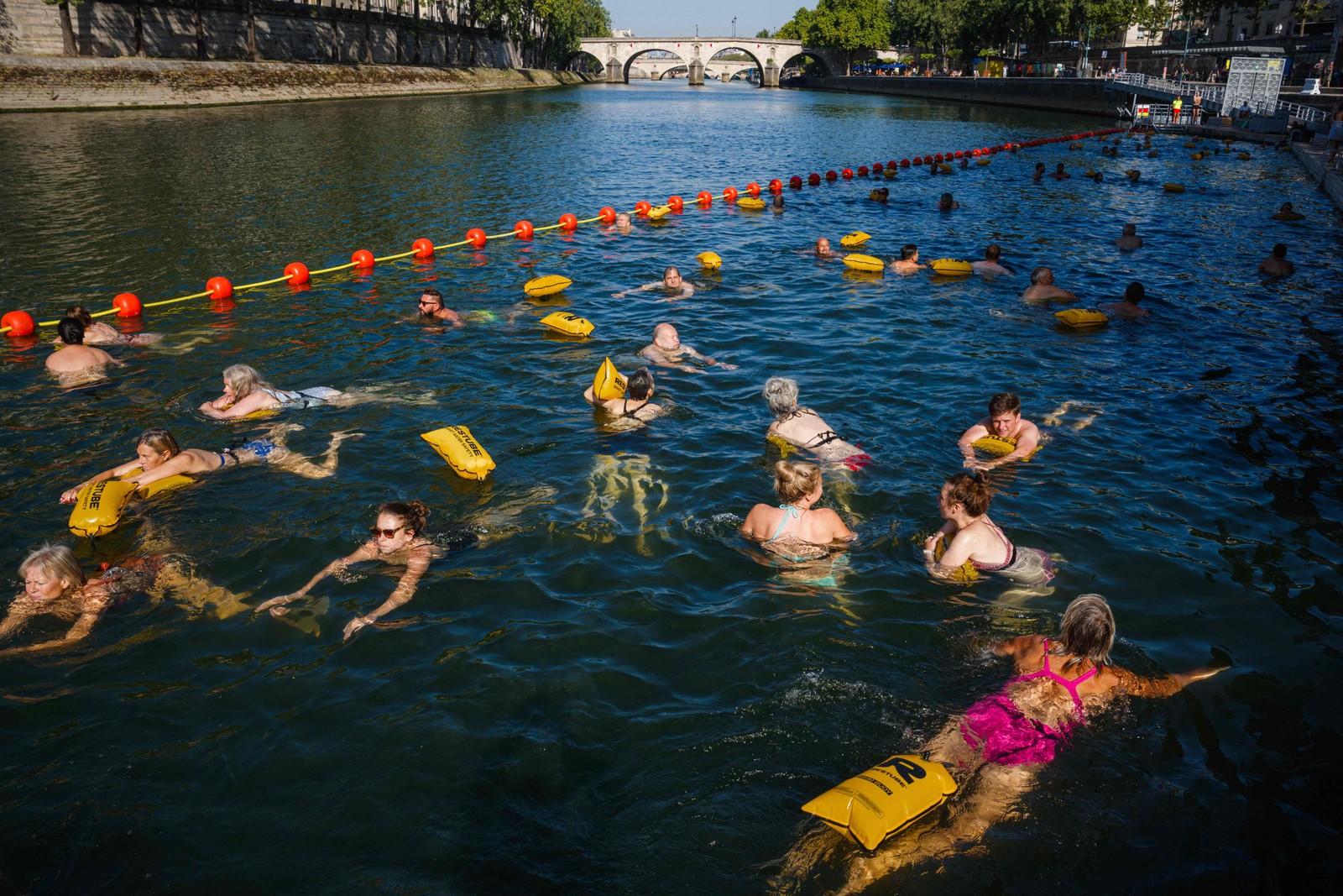 Muitos turistas e parisienses recorreram a este rio icônico para enfrentar as temperaturas de até 36°C previstas para esta terça-feira — Foto: Dimitar Dilkoff/AFP