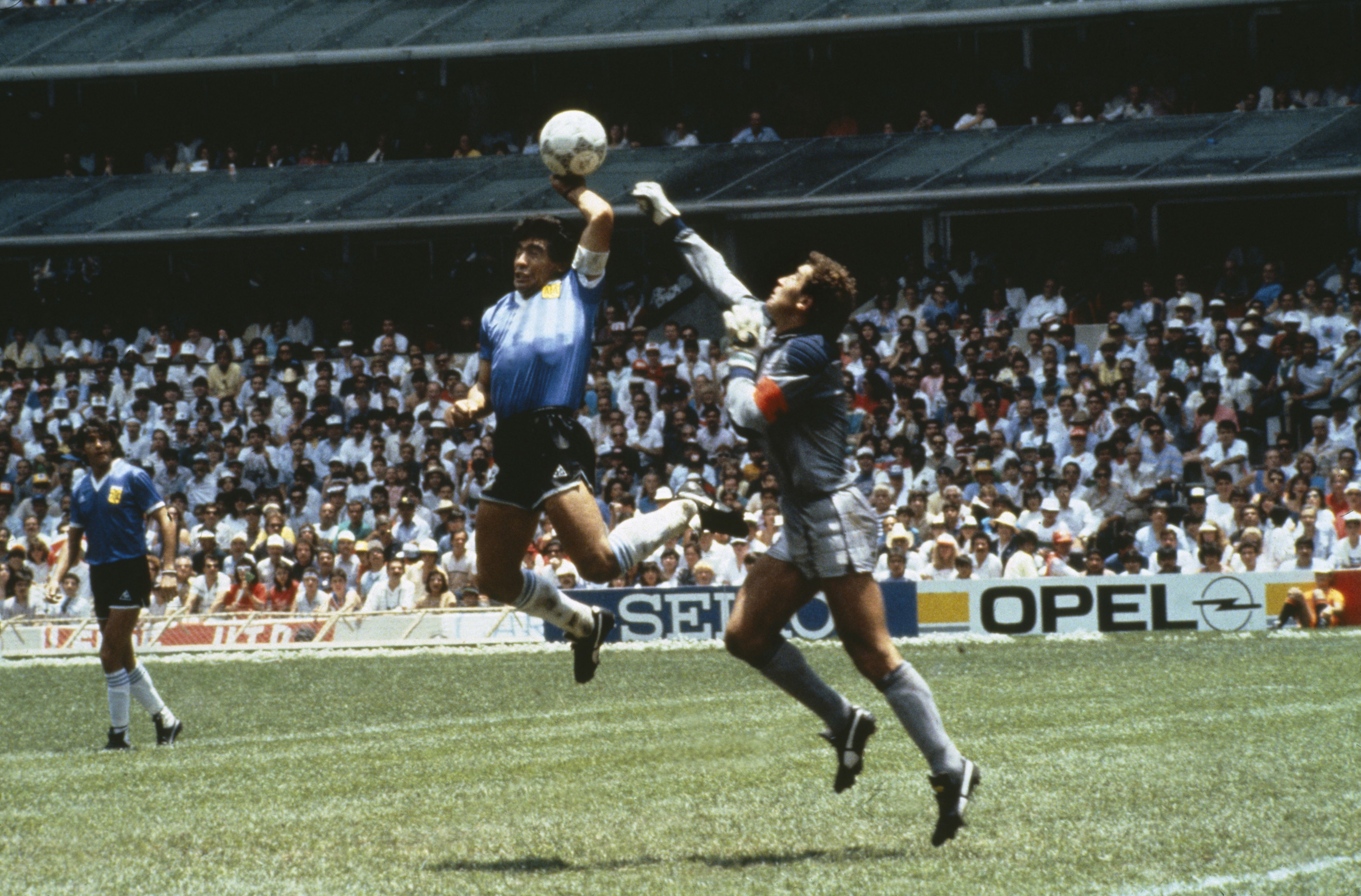 Polêmica: Viúva de Maradona exibe camisa do "Gol de Mão"