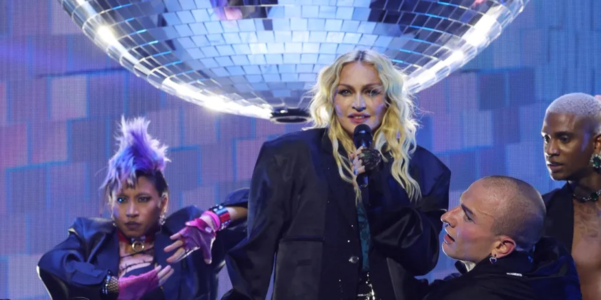 Blusa, terço e até pôster a R$ 451: loja oficial de Madonna pega carona no show do Rio
