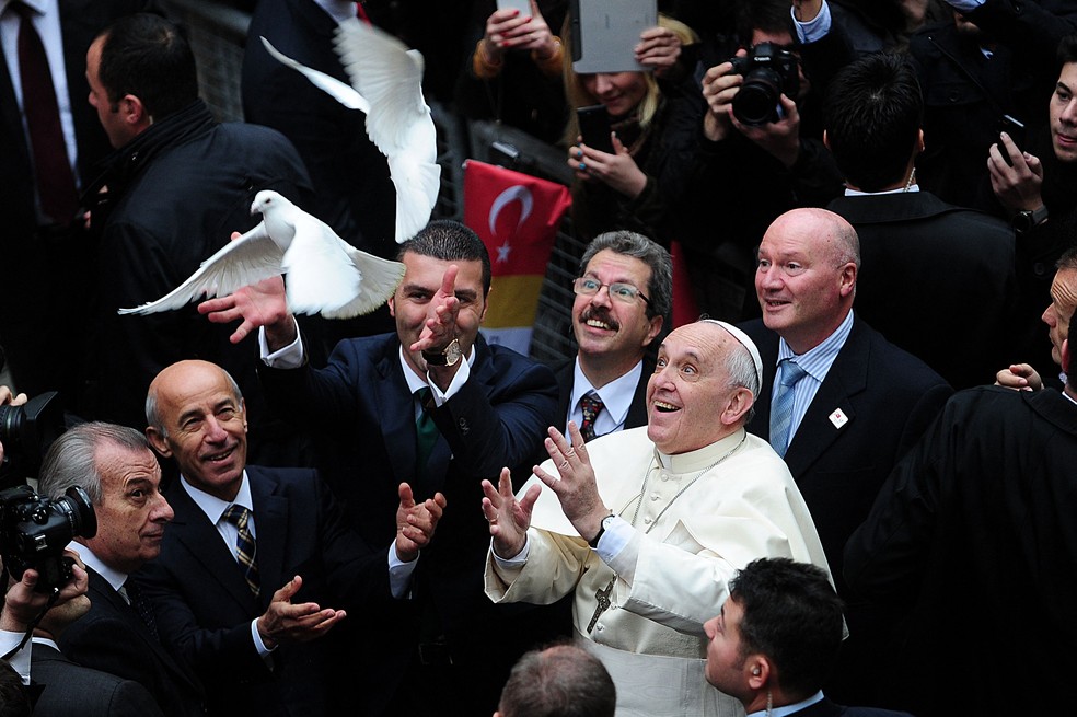 O Papa Francisco solta pombas na Catedral do Esp&iacute;rito Santo de Istambul como parte de uma viagem de tr&ecirc;s dias &agrave; Turquia, em 29 de novembro de 2014, em Istambul &mdash; Foto: Ozan Kose / AFP