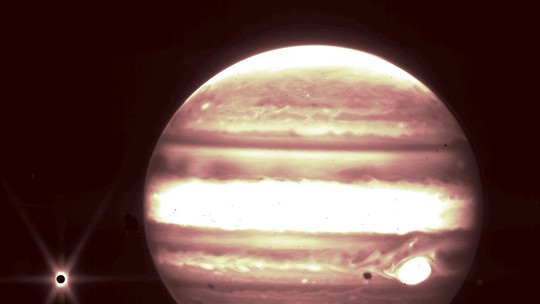 CO2 em lua de Júpiter: Descoberta em oceano escondido sob gelo reforça expectativa de vida alienígena no planeta