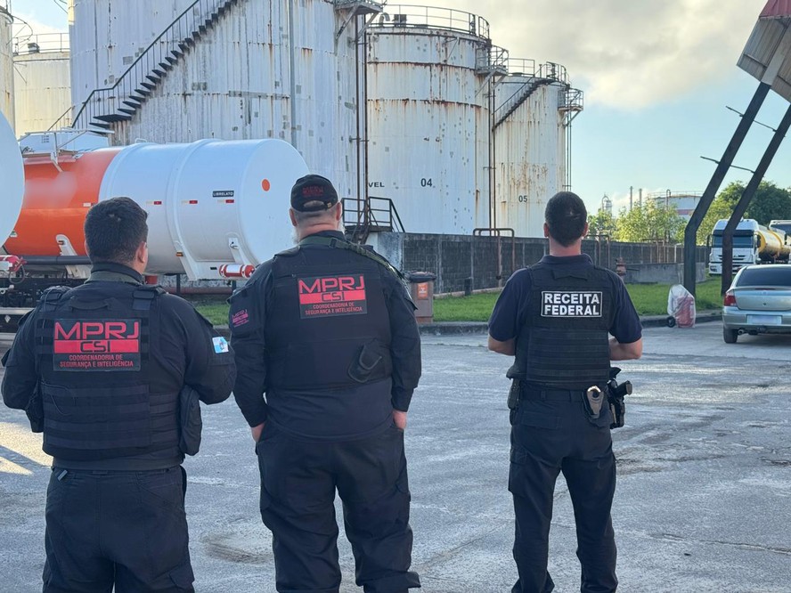 Agentes do MP do RJ e da Receita durante operação