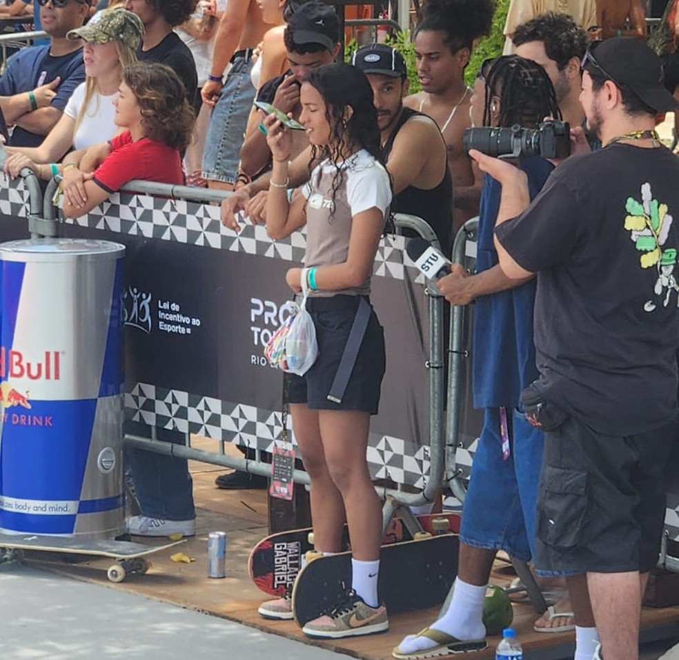 Rayssa Leal acompanha disputa masculina — Foto: Amanda Rosa