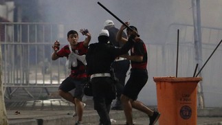 PM bate em torcedores em confusão generalizada no entorno do Maracanã — Foto: Lucas Tavares/Agência O Globo