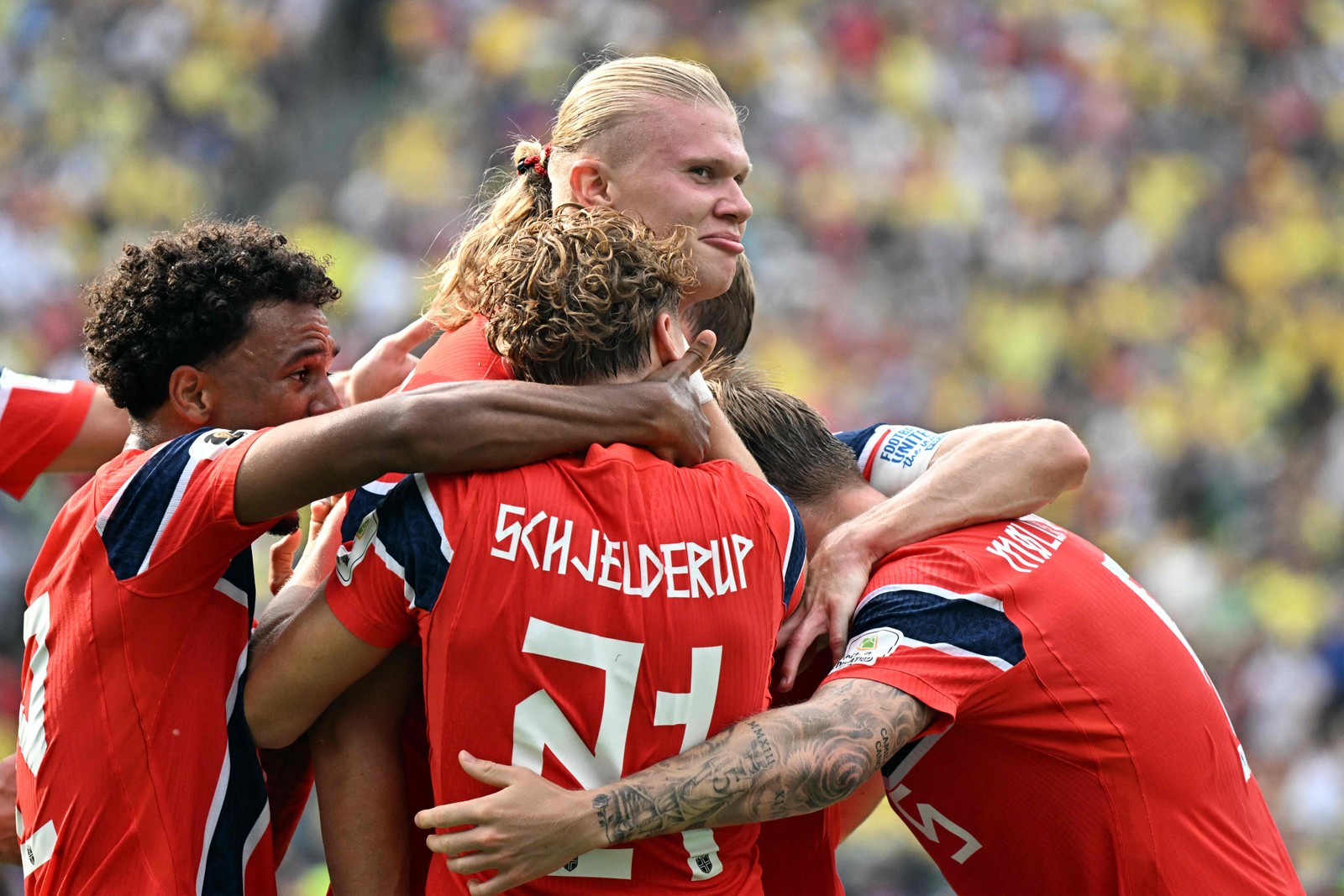 Torcida norueguesa comemora o gol que abriu o placar da partida — Foto: Jewel SAMAD / AFP
