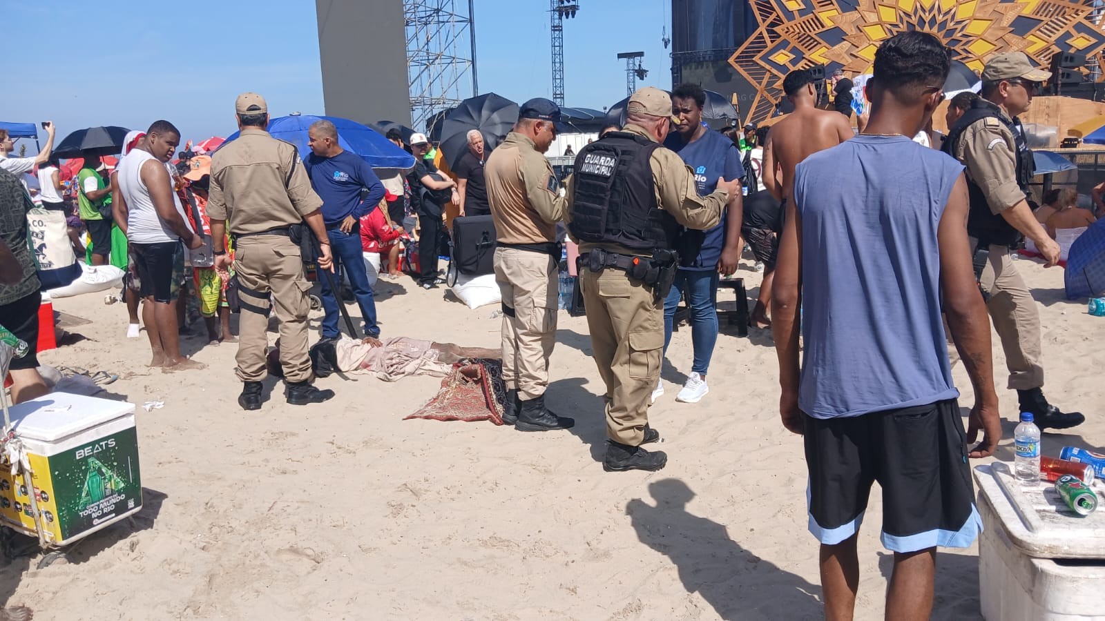 Suspeito de mostrar órgãos genitais para uma criança é agredido por banhistas e contido por guardas em Copacabana