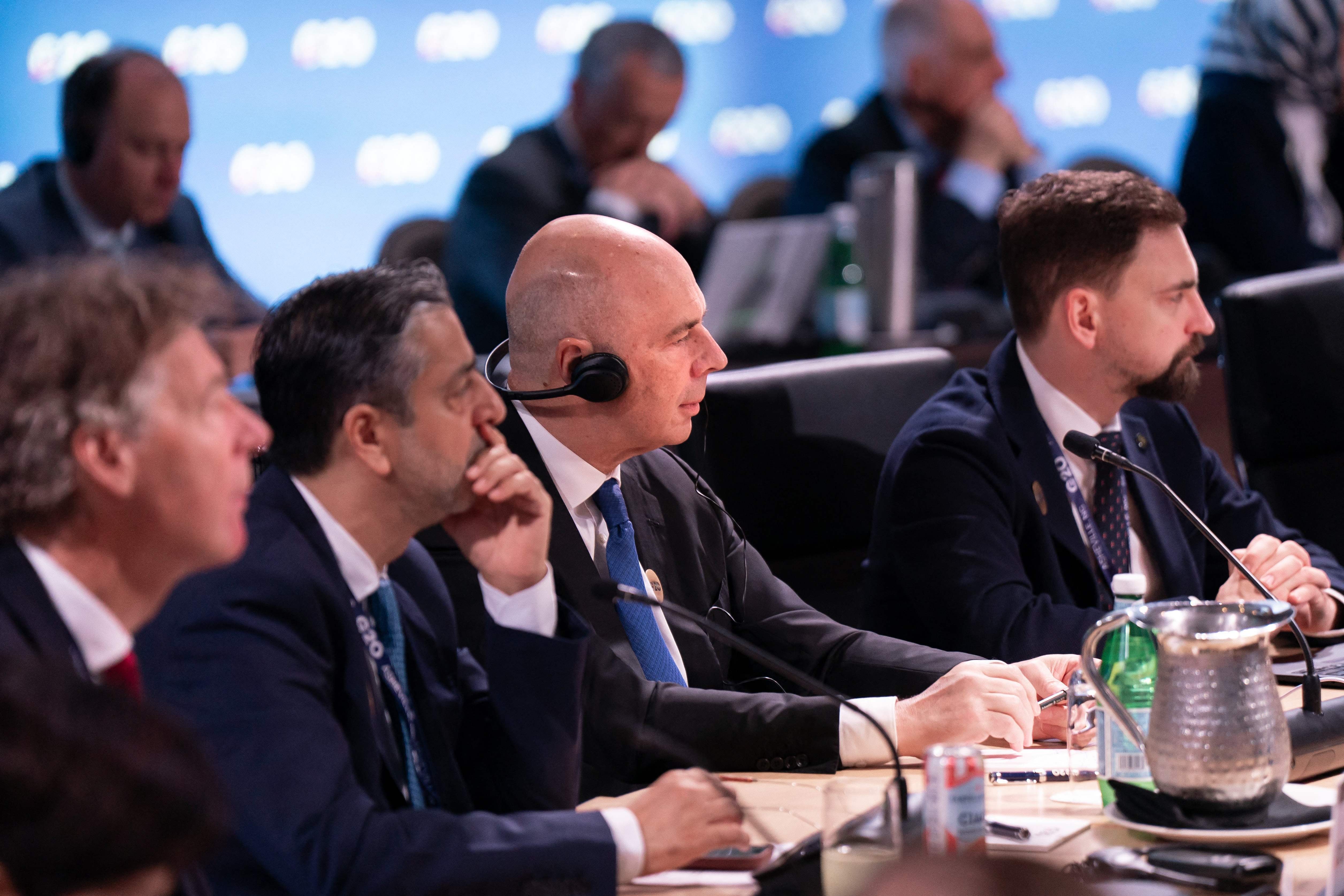 Europeus protestam contra presença da Rússia em reunião do G20 nos EUA, que tentam usar encontro para ampliar isolamento do Irã - QTU Questões do Universo
