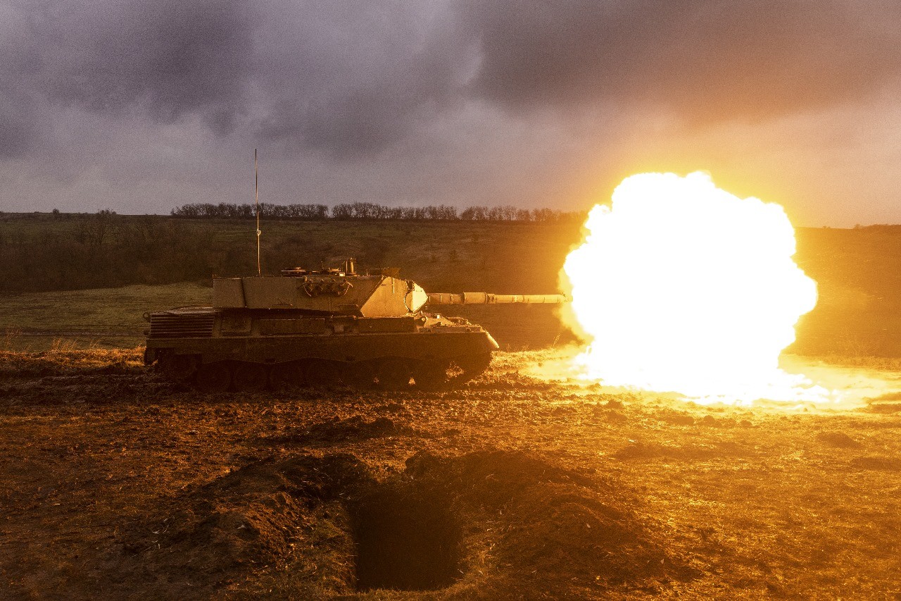 Tanque Leopard-1A5 fornecido pela Otan dispara enquanto soldados ucranianos realizam exercícios antes de se moverem para a linha de frente na região de Kharkiv — Foto: David Guttenfelder/The New York Times