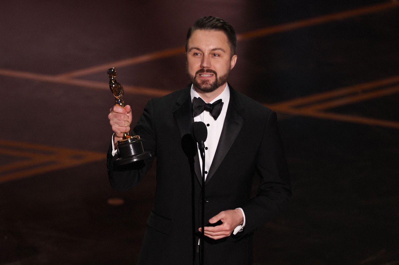 Andy Jurgensen aceita o prêmio de Melhor Montagem por "One Battle After Another". — Foto: PATRICK T. FALLON