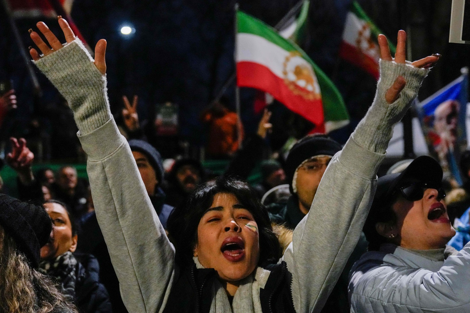 Manifestação contra o governo do Irã: Protestos contra o regime iraniano aconteceram em outras cidades do mundo, como em Londres — Foto: AFP