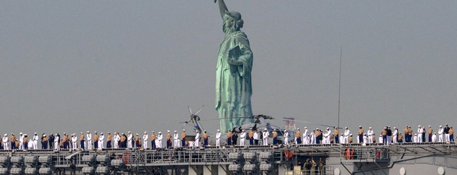 Navio passa pela Estátua da Liberdade durante a Fleet Week no porto de Nova York  — Foto: ANGELA WEISS / AFP
