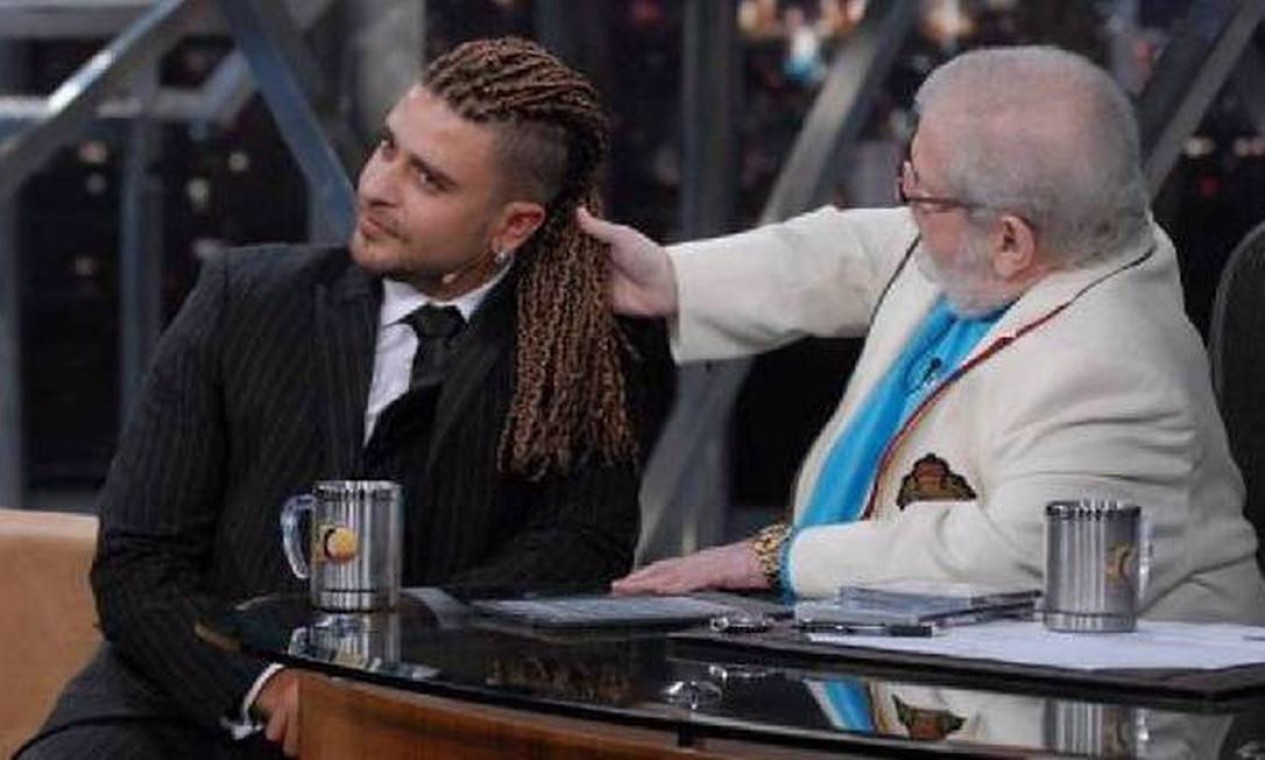 O cantor Diogo Nogueira ainda usava tranças quando apareceu no programa em 2011 — Foto: Agência O Globo