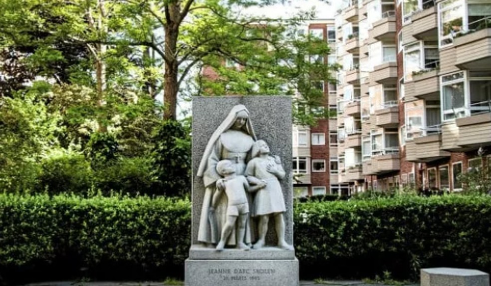 Memorial das vítimas no local da antiga escola em Copenhague — Foto: Reprodução