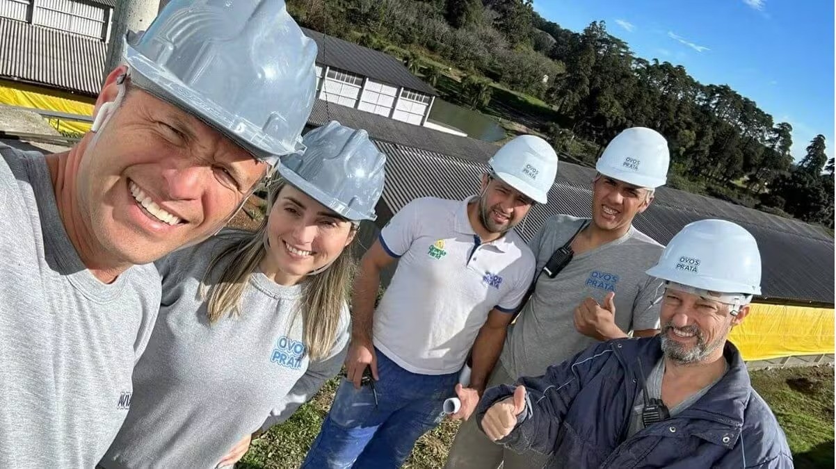 Começava ali uma ascensão meteórica na carreira de faria (à esquerda) e a corrida por um patrimônio hoje na casa dos R$ 17,45 bilhões — Foto: Reprodução