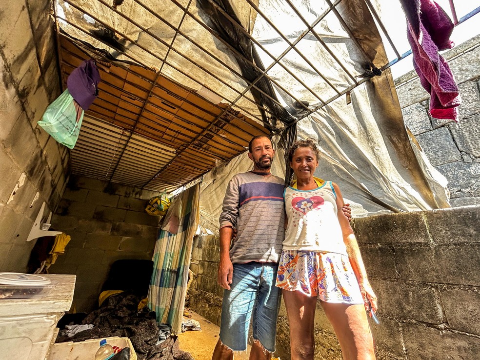 Vitor e Andreza usam tapumes e lonas para cobrir a'casa' no Monumento a Estácio de Sá — Foto: Gabriel de Paiva / Agência O Globo