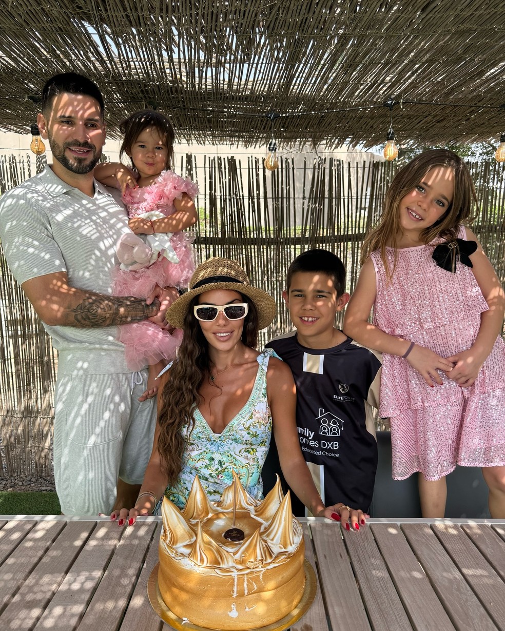 Aleksandar Mitrovic com a mulher e os filhos — Foto: Reprodução/Redes sociais