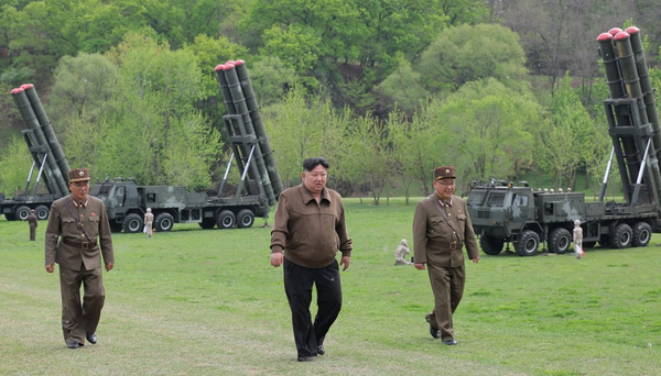 Kim Jong-un supervisiona exercício de 'contra-ataque nuclear', diz agência