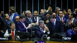 Arthur Lira comemora aprovação do texto-base da Reforma Tributária em primeiro turno na Câmara — Foto: Brenno Carvalho