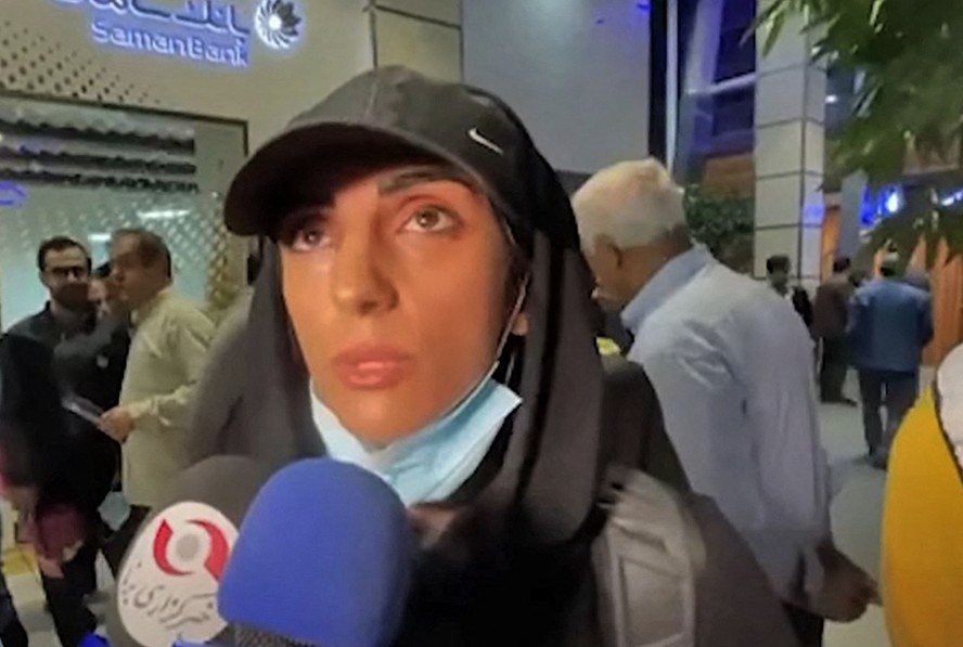 Enxadrista iraniana compete sem hijab, e Irã não a reconhece como