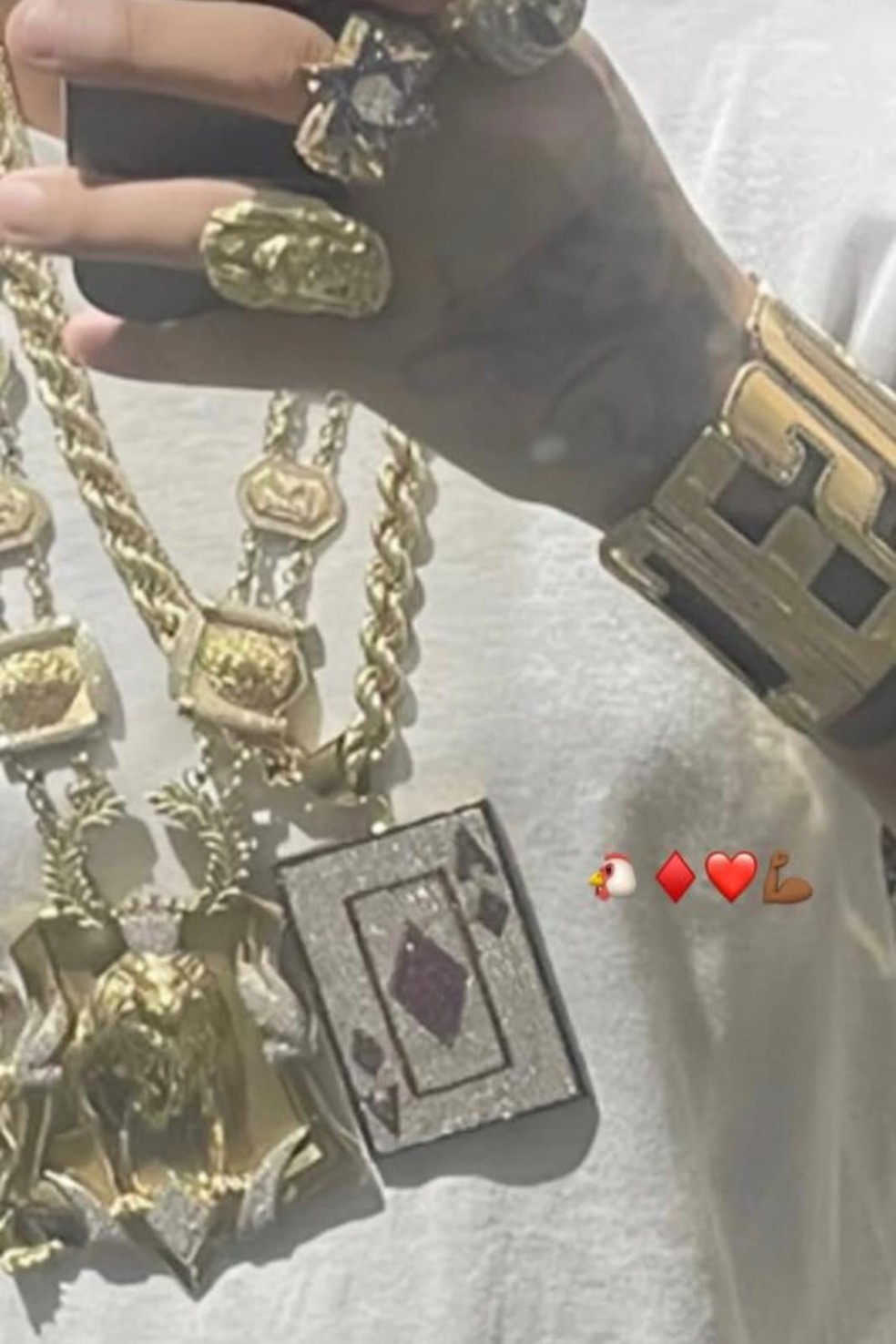 Photo of a man wearing lanyards and a playing card seized by the police — Photo: Reproduction social networks