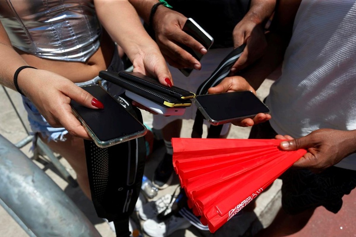 Alunos com Deficiência ou Problema de Saúde Precisam de Atestado para Usar Celular na Escola