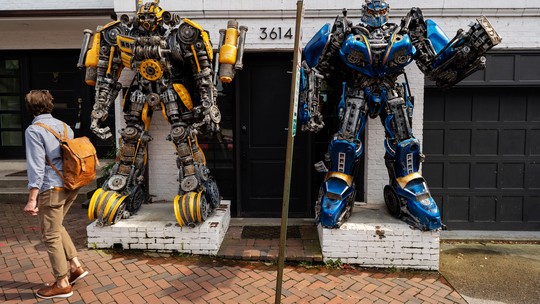 Moradores brigam na Justiça para remoção de estátuas gigantes de Transformers nos EUA