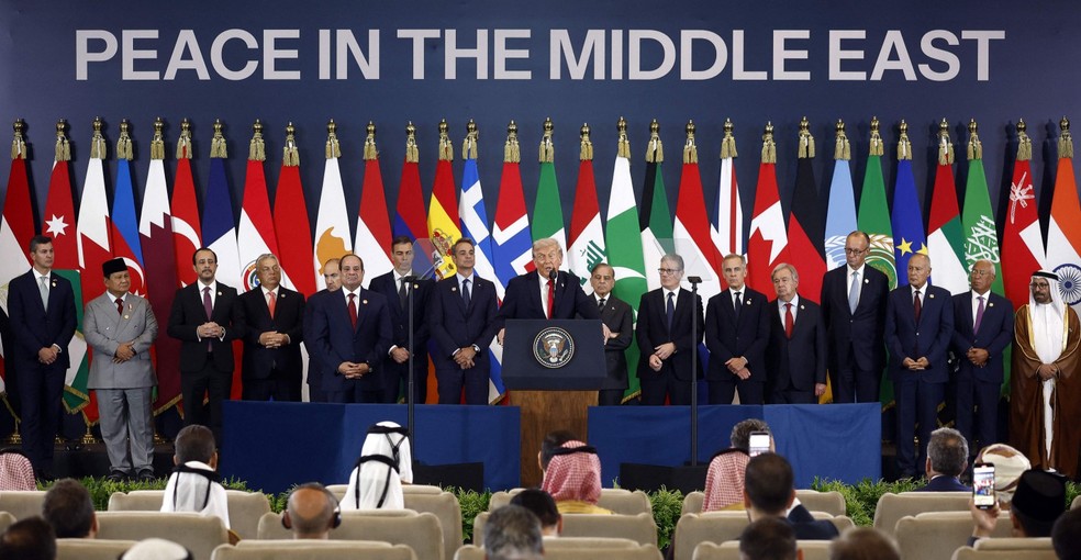 Trump se reúne com presidentes de outros países no Egito pra discutir paz no Oriente Médio — Foto: Yoan VALAT / POOL / AFP/13/10/2025