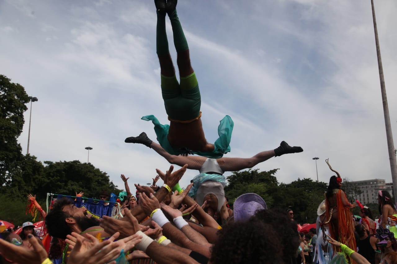 Acrobacias e acessibilidade: Orquestra Voadora desfila com ala formada ...
