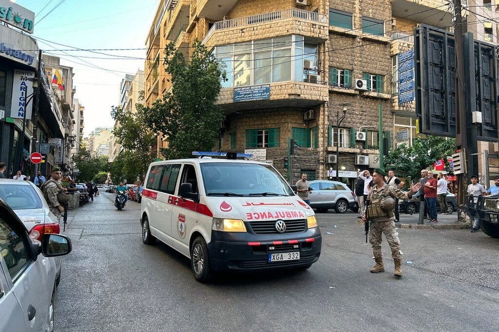 Ambulância no Líbano para atender vítimas de explosão de pagers — Foto: Anwar Amro/AFP