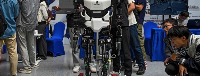 Um robô humanoide é exibido na Conferência de Desenvolvedores de Robôs Humanoides da China 2024, que aconteceu em Xangai — Foto: AFP