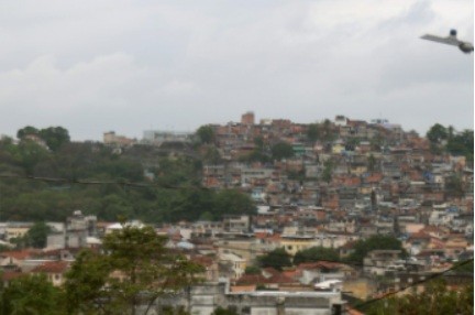 Adolescente ferido por granada lançada por drone é internado, no Rio
