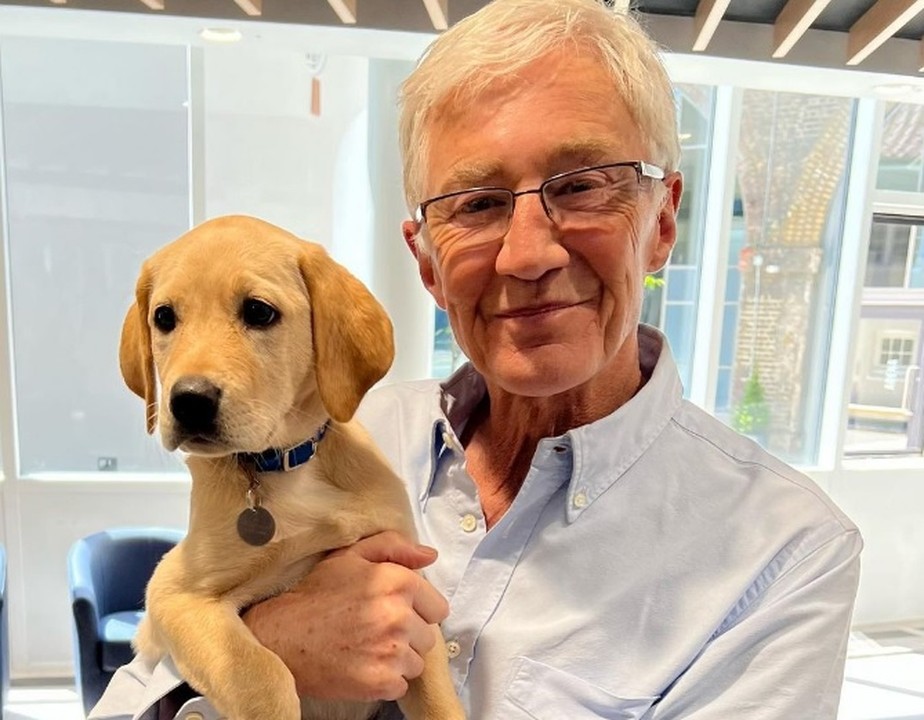 Apresentador brit&acirc;nico deixa R$ 800 mil de heran&ccedil;a para seus cachorros