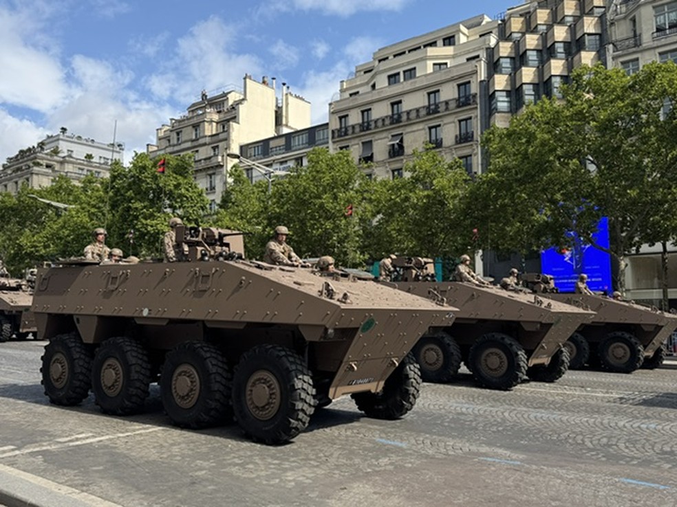 Veículos militares desfilam por Paris — Foto: Paola de Orte