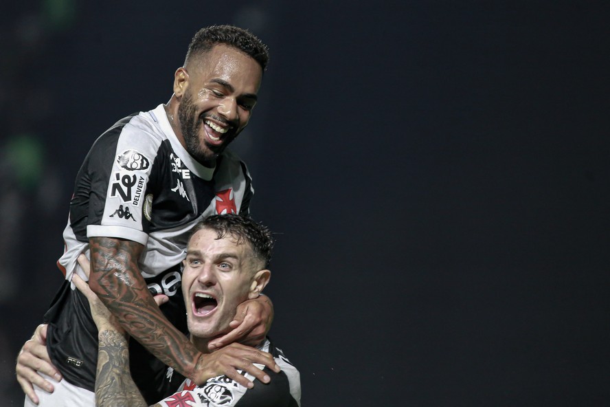 Alex Teixeira pode ganhar chance como titular