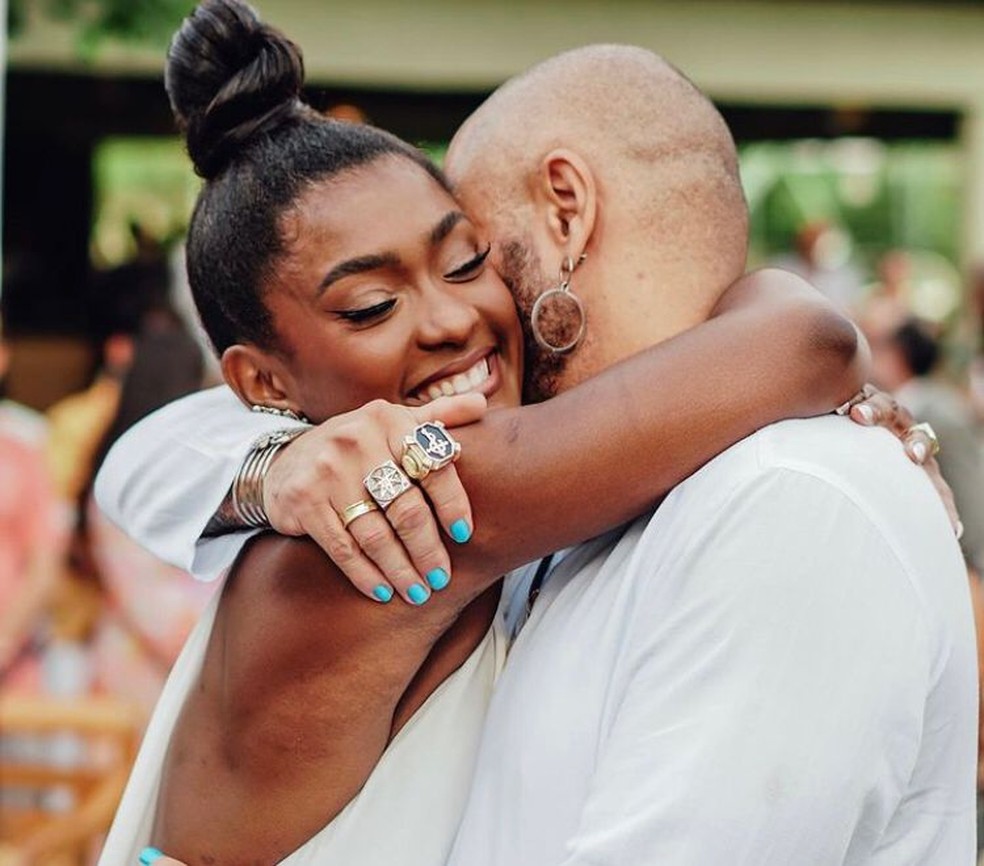 Noivos, Erika Januza e José Junior, fundador de AfroReggae, contam como se conheceram e trocam