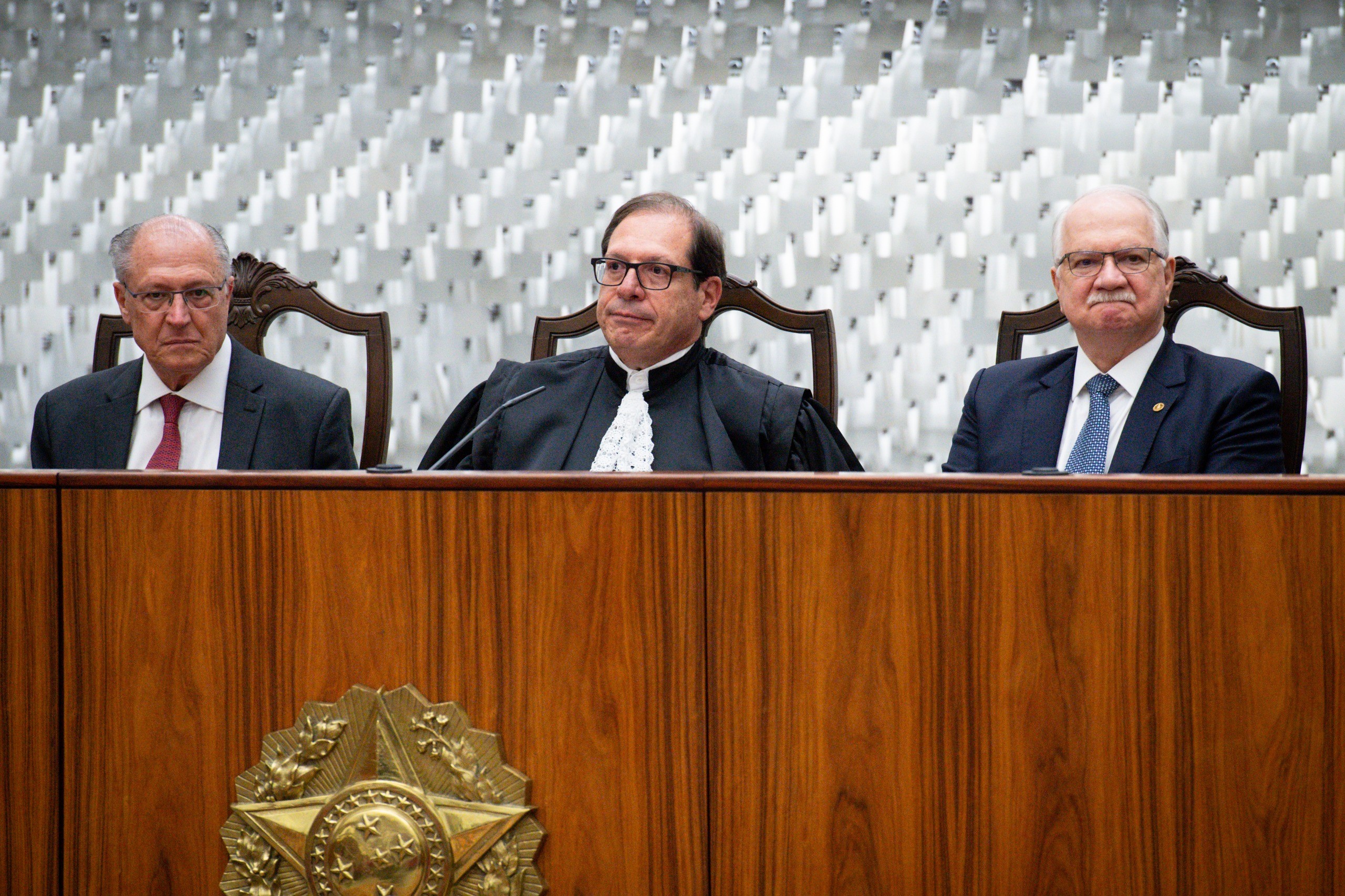 Posse do STJ tem ausência de Lula, cochicho de Alcolumbre e Gonet e cumprimento entre Mendonça e ministro da Justiça - QTU Questões do Universo