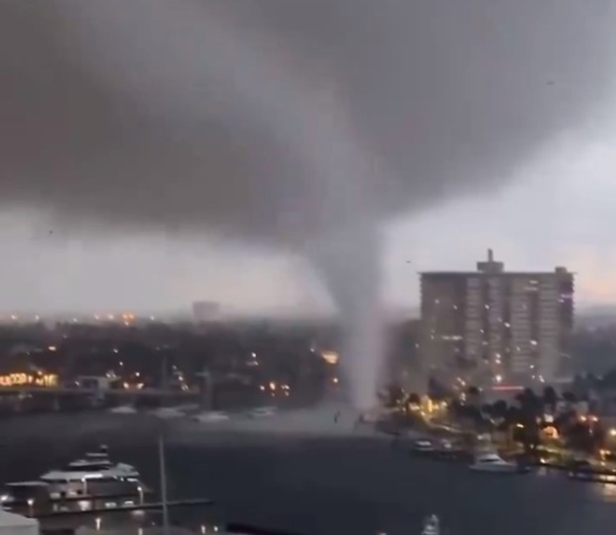 V&iacute;deos mostram passagem de tornado em cidade da Fl&oacute;rida; assista