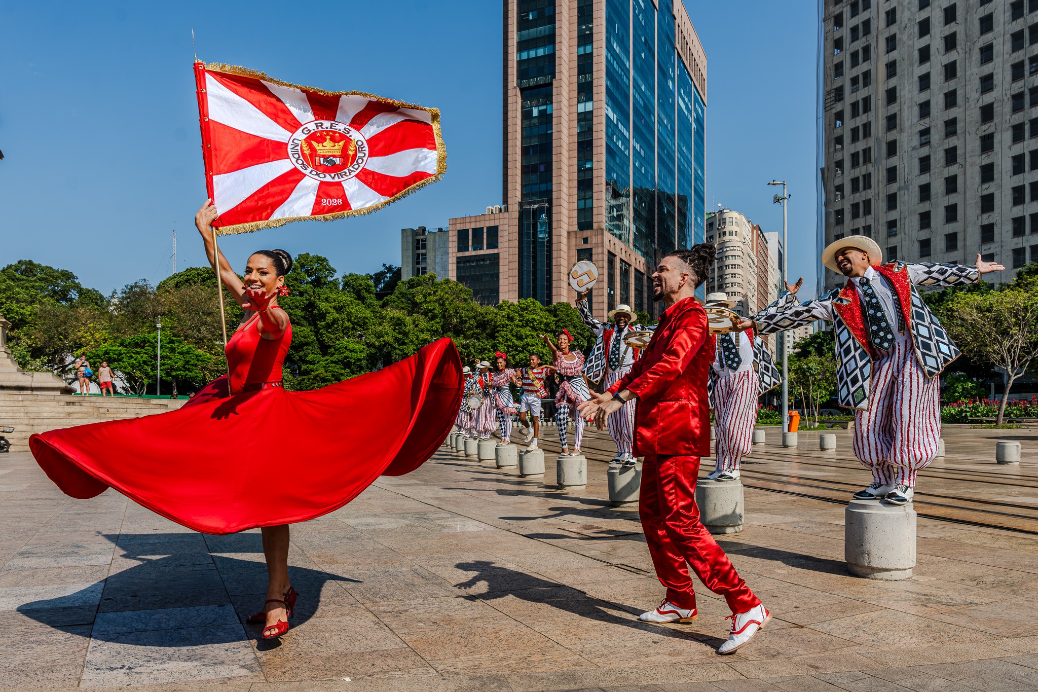De rainhas de bateria a baianas: flash mob reúne as 12 escolas do Grupo Especial na Praça Mauá para anunciar sambas de 2027
