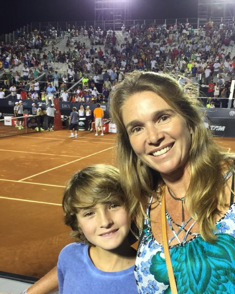 João Fonseca com a mãe Roberta em uma competição de tênis quando criança — Foto: Reprodução/Redes Sociais