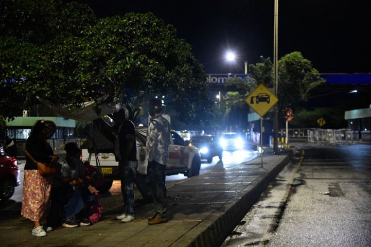 Venezuelanos deixam o país após anúncio de captura de Nicolás Maduro por forças dos EUA — Foto: SCHNEYDER MENDOZA
