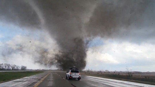 'Nossa vizinhança desapareceu': mais de 20 tornados atingem os Estados Unidos e deixam rastro de destruição; vídeos